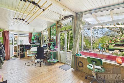 1 bed property, in Battle Road, £180,000