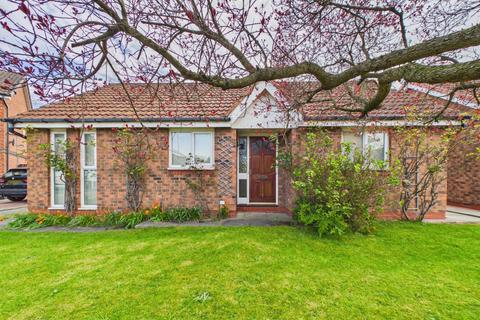 2 bed property, in Woodvale Drive, £230,000