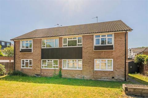 2 bed property, in Beverley Road, £465,000