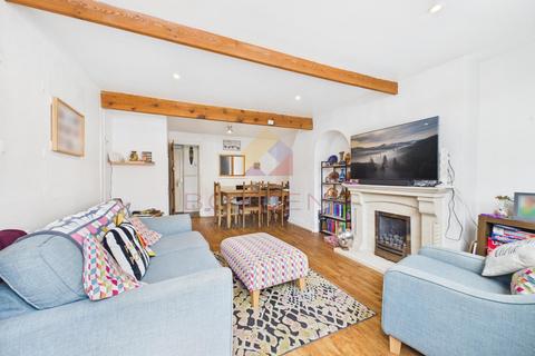 2 bed property, in Trinity Road, £200,000