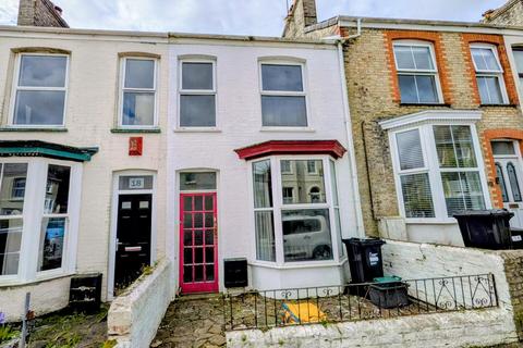 3 bed property, in Broad Street, £250,000