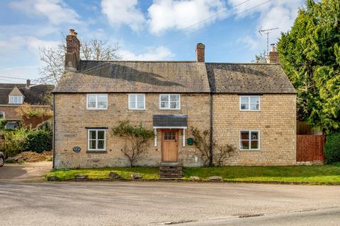 4 bed property, in Main Street, £550,000