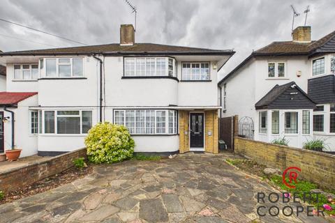 3 bed property, in Pine Gardens, £600,000