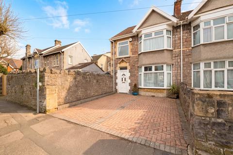 3 bed property, in Clarendon Road, £300,000