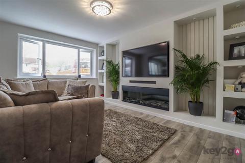 2 bed property, in Westcroft Grove, £120,000