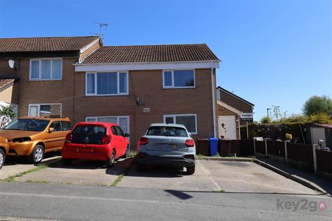 2 bed property, in Westcroft Grove, £120,000