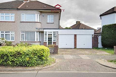 3 bed property, in Apple Grove, £650,000