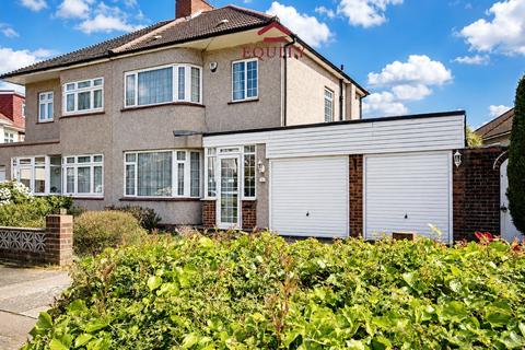 3 bed property, in Apple Grove, £650,000
