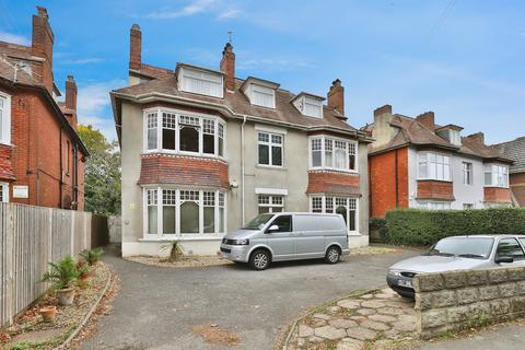 4 bed property, in Crabton Close Road, £190,000