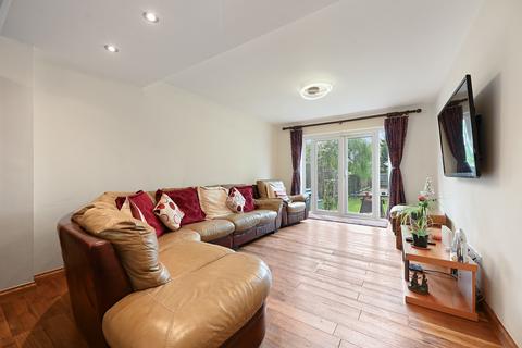4 bed property, in Boxtree Road, £750,000