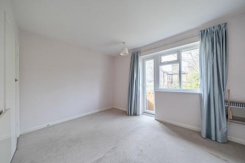 2 bed property, in Chilston Close, £180,000