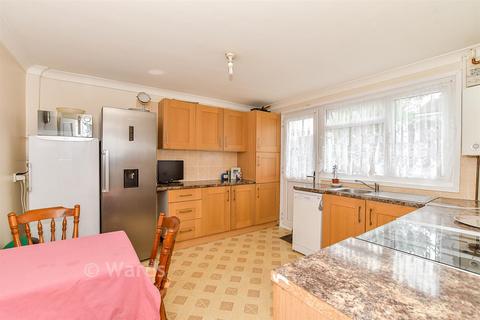 3 bed property, in Fuggles Close, £270,000