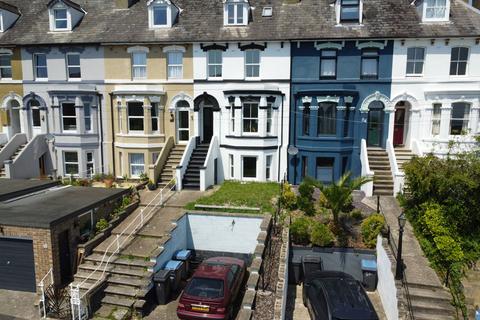 5 bed property, in Priory Hill, £350,000