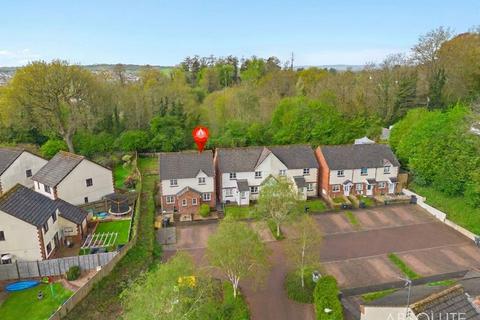 2 bed property, in Lindisfarne Way, £215,000