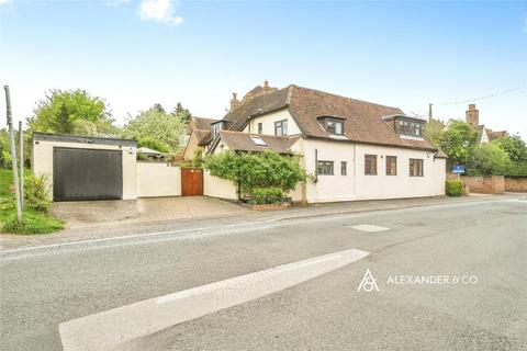 4 bed property, in Main Street, £825,000