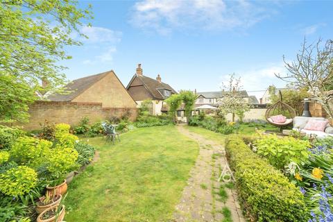 4 bed property, in Main Street, £825,000