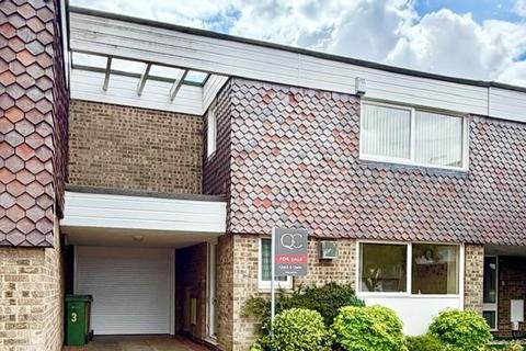 4 bed property, in Priory Close, £249,999