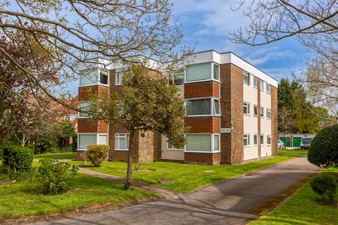1 bed property, in West Avenue, £180,000