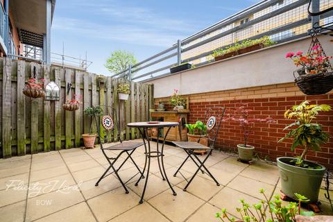 1 bed property, in Ordell Road, £325,000
