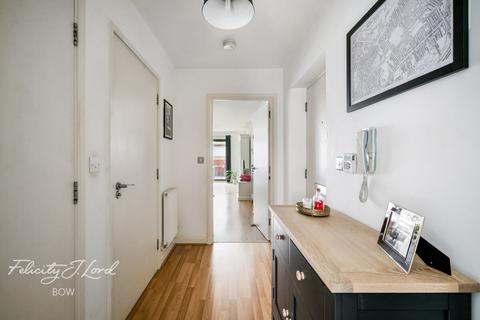 1 bed property, in Ordell Road, £325,000