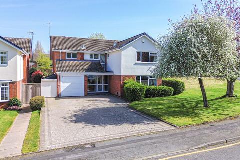 4 bed property, in Whitefields Crescent, £795,000