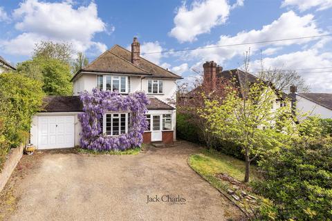 4 bed property, in The Ridgeway, £900,000