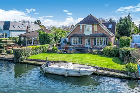 4 bed property, in Hamm Court, £1,800,000