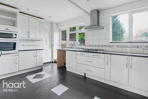 4 bed property, in Barn Hill Estate, £700,000