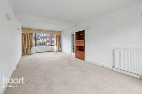 4 bed property, in Barn Hill Estate, £700,000