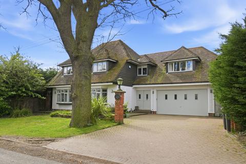 4 bed property, in Sparrows Lane, £895,000