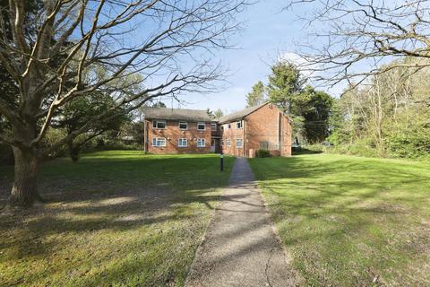 2 bed property, in Green Lane, £200,000