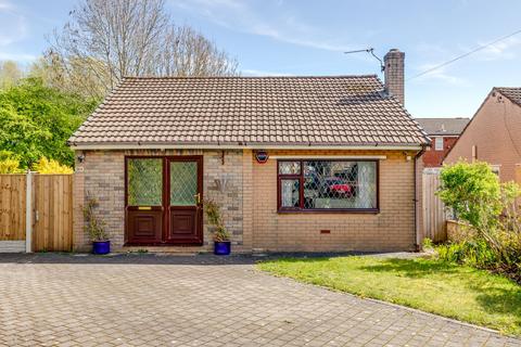 2 bed property, in Oak Avenue, £210,000