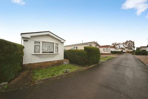 2 bed property, in Little Meadow, £100,000