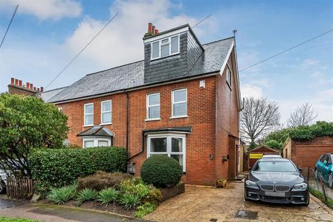 2 bed property, in Glebe Road, £575,000