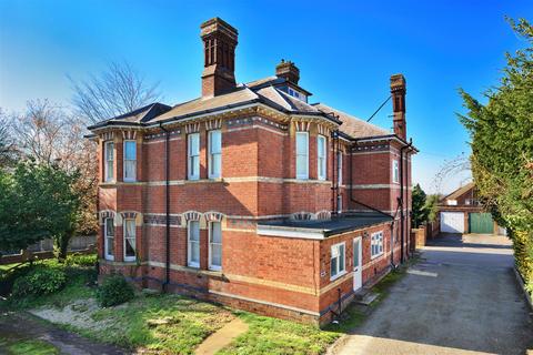 2 bed property, in Bodenham Road, £129,500