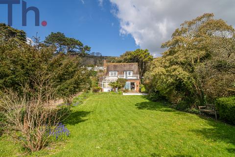 3 bed property, in Hunts Road, £495,000