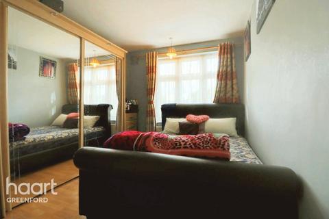 2 bed property, in Ruislip Road, £300,000