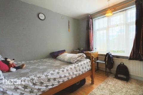 2 bed property, in Ruislip Road, £300,000
