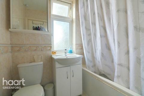 2 bed property, in Ruislip Road, £300,000