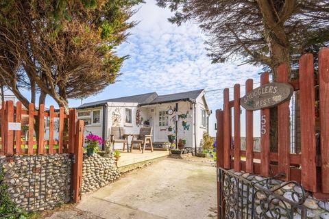 2 bed property, in Beach Road, £160,000