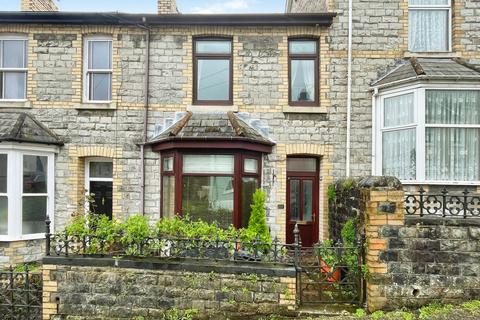 3 bed property, in Newcastle Hill, £200,000
