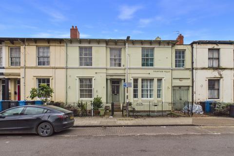 5 bed property, in Coltman Street, £220,000