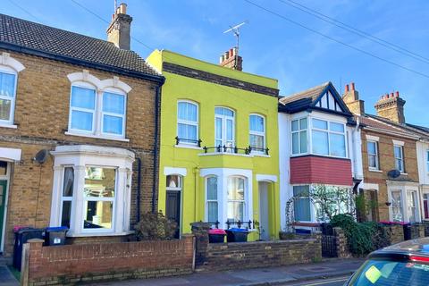 3 bed property, in Park Street, £375,000