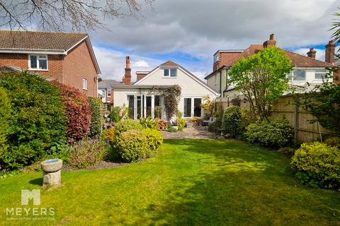 3 bed property, in Lodge Road, £538,000