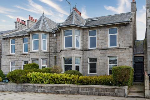 4 bed property, in Richmondhill Place, £230,000