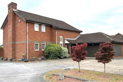 5 bed property, in Littledown Drive, £750,000