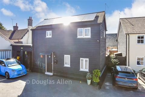 1 bed property, in High Street, £240,000