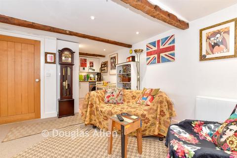 1 bed property, in High Street, £260,000