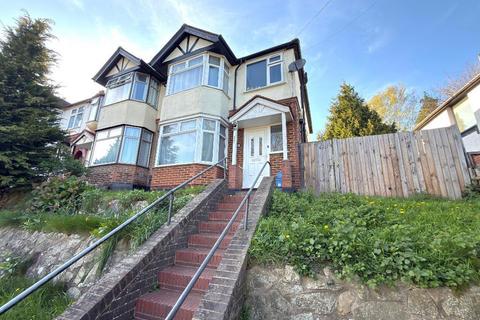 3 bed property, in Crawley Green Road, £320,000