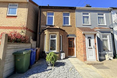 2 bed property, in Foxton Road, £325,000